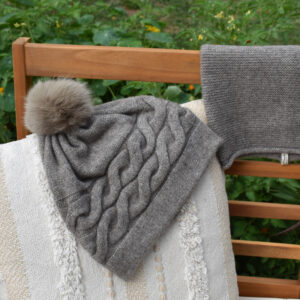 Accueil 18 bonnet duvet de yack gris pompon