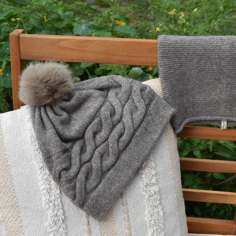 Bonnet à pompon en duvet de laine de yack 3 bonnet duvet de yack gris pompon