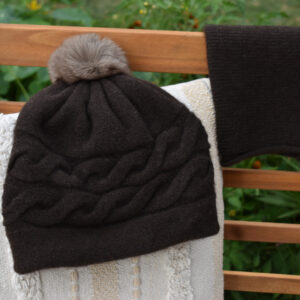 Bonnet à pompon en duvet de laine de yack 11 bonnet large a pompon en laine de yack